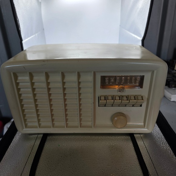 Montgomery Ward Airline Other - 1948 Wards Airline 84BR-1518A Ivory Tube AM Radio Montgomery Ward WORKING